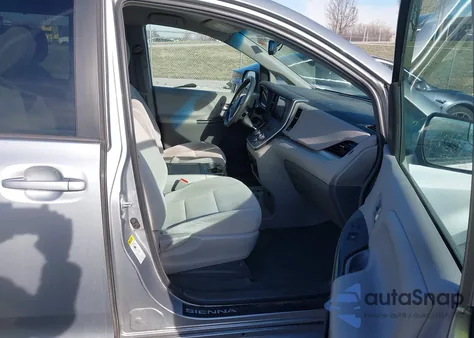 2015 Toyota Sienna Le 8 Passenger z USA, uszkodzony, nr VIN 5TDKK3DC5FS683246